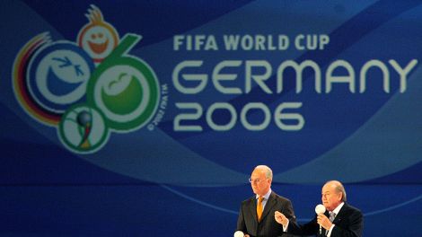 Franz Beckenbauer und Joseph Blatter bei der Endrundenauslosung für die WM 2006 (Bild: dpa)